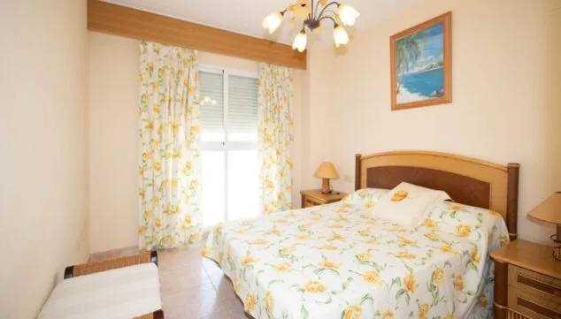 ¿Eres más de ciudad o de playa? Elige tu casa ideal entre estos dos apartamentos 3 dormitorio doble muy luminoso con decoracion floral