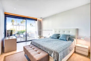 Dormitorio principal con cama de matrimonio y acceso a la terraza