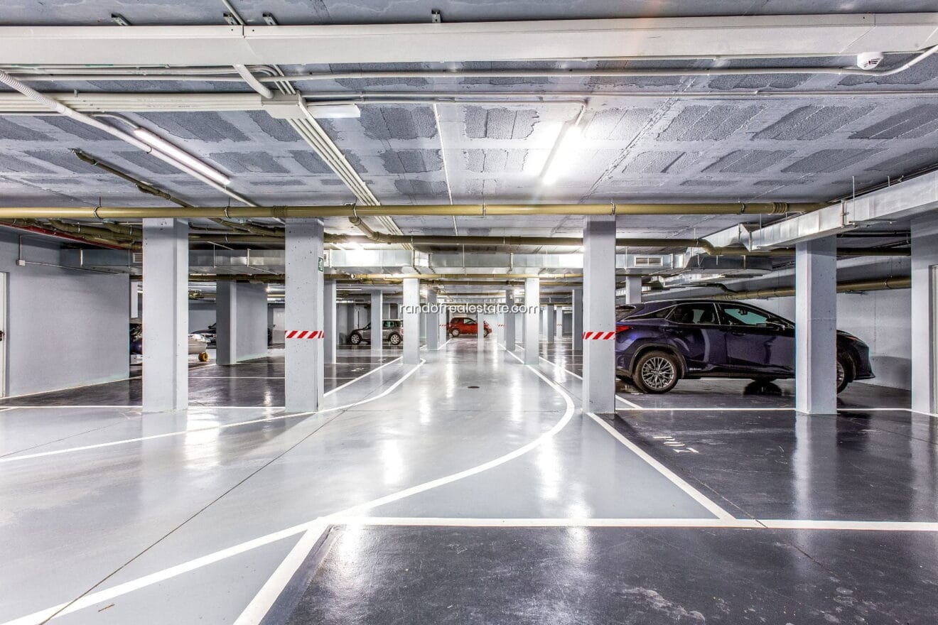 El apartamento incluye plaza de parking subterránea