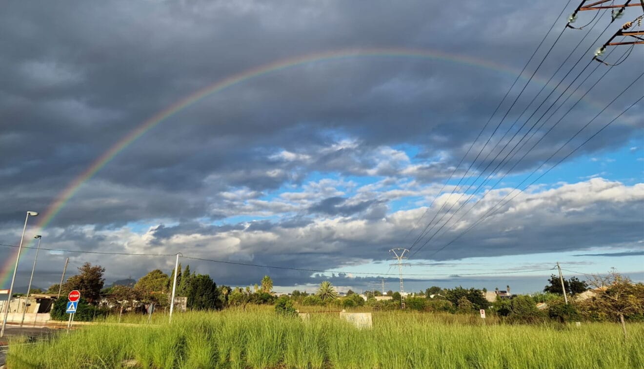 El arcoíris da los buenos días a Dénia