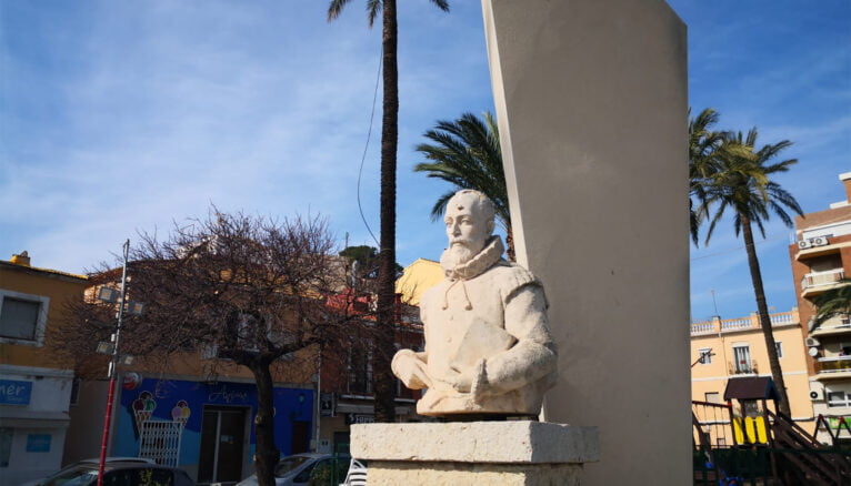 El busto que Dénia encargó en el lugar aproximado donde se produjo el desembarco de Cervantes en España