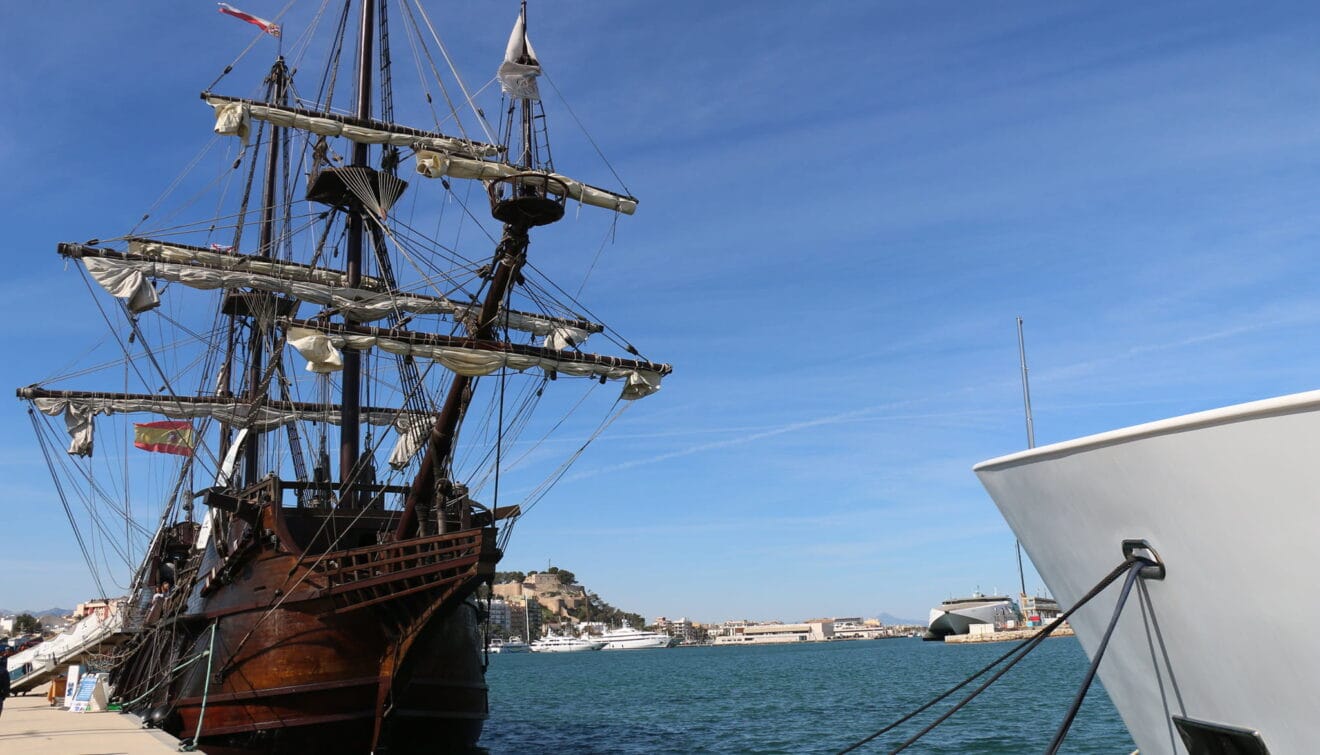 El galeón Andalucía amarrado en Dénia durante su visita de 2020