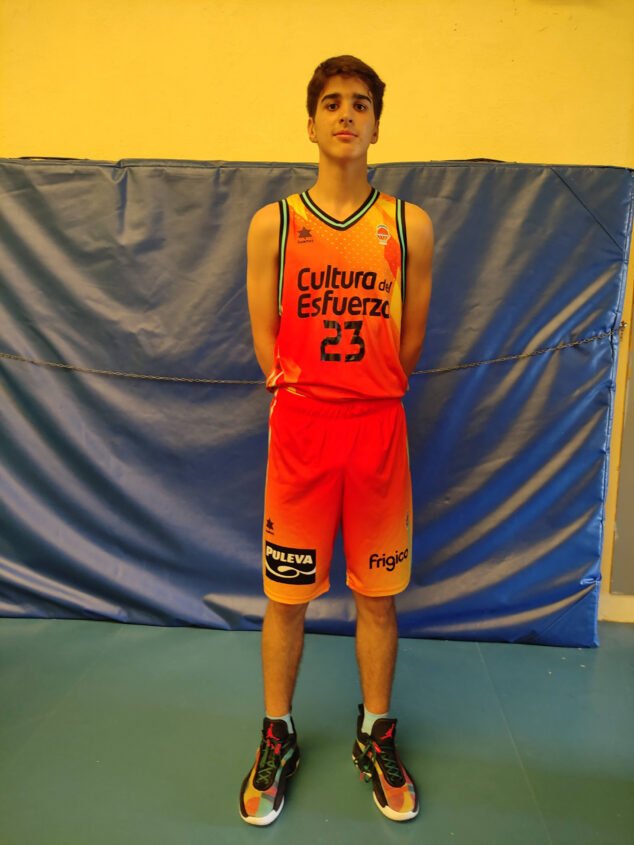Imagen: El jugador de Dénia Gerard Sastre Escortell con el equipaje del Valencia Basket Club