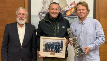 entrega del trofeo en marina de denia