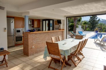 Estancia independiente con cocina y salón junto a la piscina