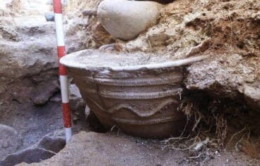 Excavaciones Glorieta. Balsa alicatada seguida de letrina, ambos delimitados por un vial