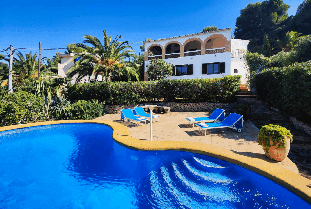 Fachada de la villa con piscina