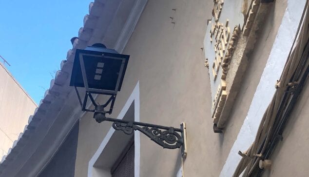 Imagen: Farola en la plaza Tenor Cortis de Dénia