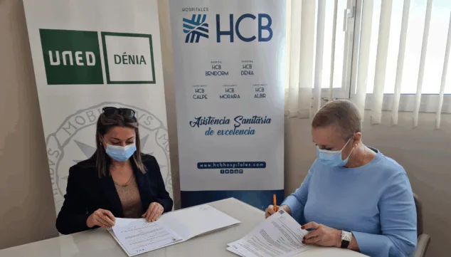 Imagen: Firma del convenio entre HCB Hospitales y UNED Dénia
