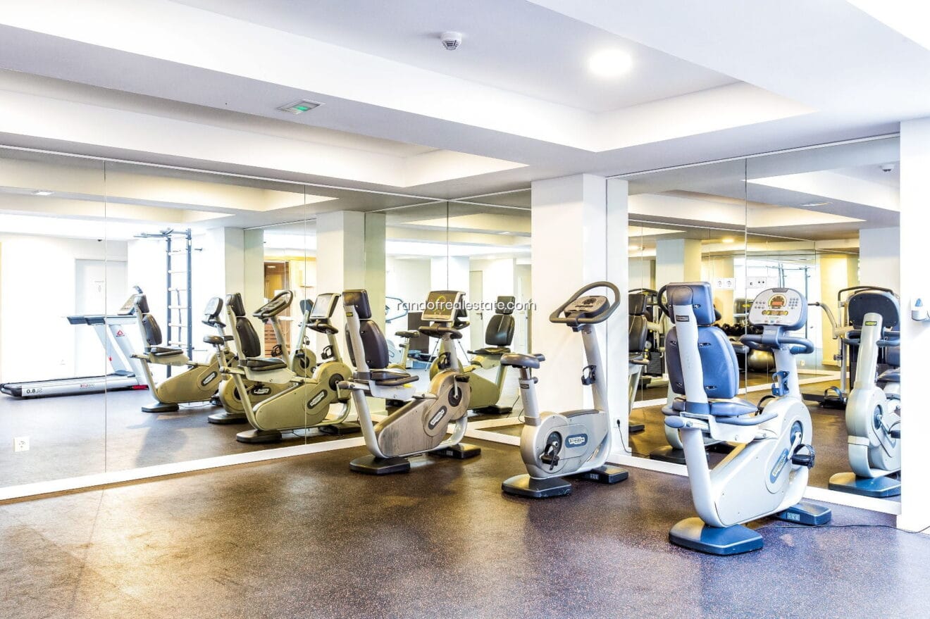 Gimnasio comunitario totalmente equipado