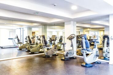 Gimnasio comunitario totalmente equipado