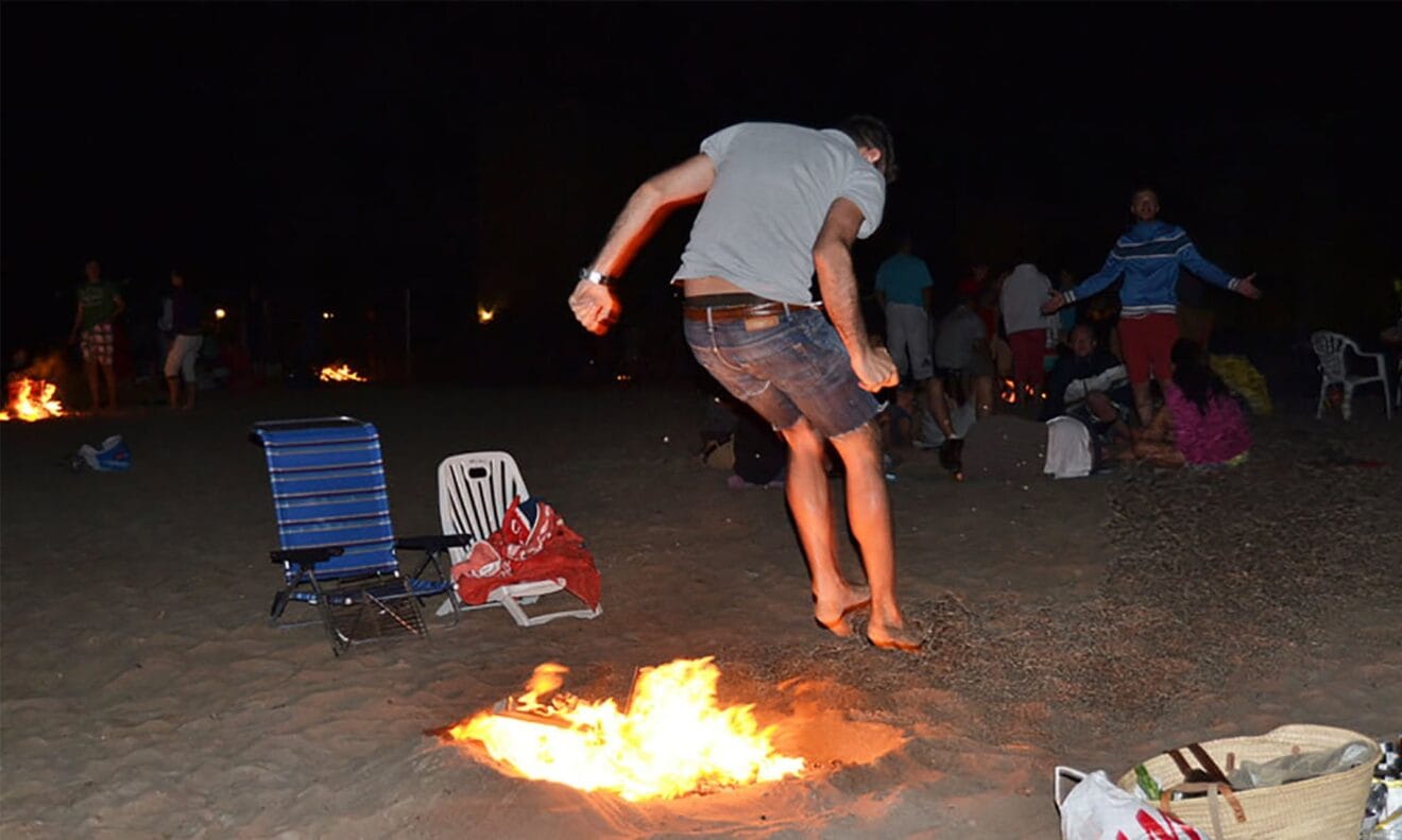 Hoguera en la playa de Dénia durante una noche de Sant Joan (archivo)