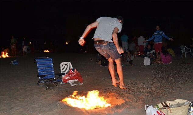 Imagen: Hoguera en la playa de Dénia durante una noche de Sant Joan (archivo)