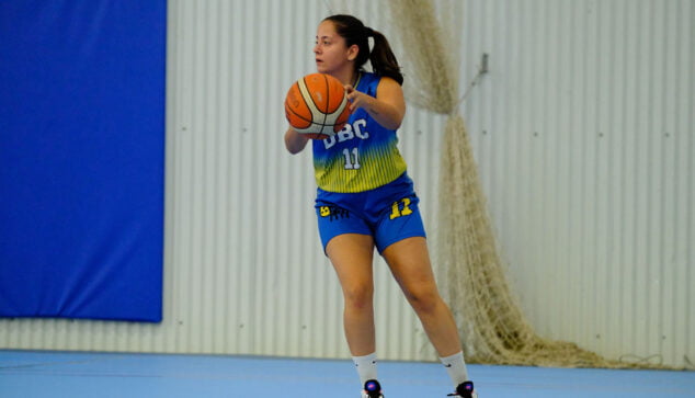 Imagen: Jugadora del Dénia Básquet femenino ante el Ondara