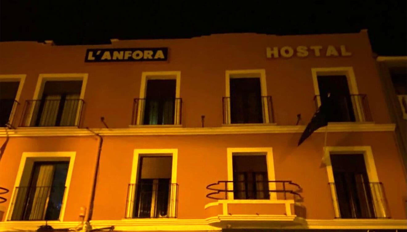 La fachada de L'Ànfora con las luces apagadas