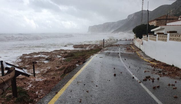 Alerta naranja en Dénia por el que podría ser el peor temporal desde el Gloria 1 Imagen: Las rocas sobre la carretera de Les Rotes durante el Gloria