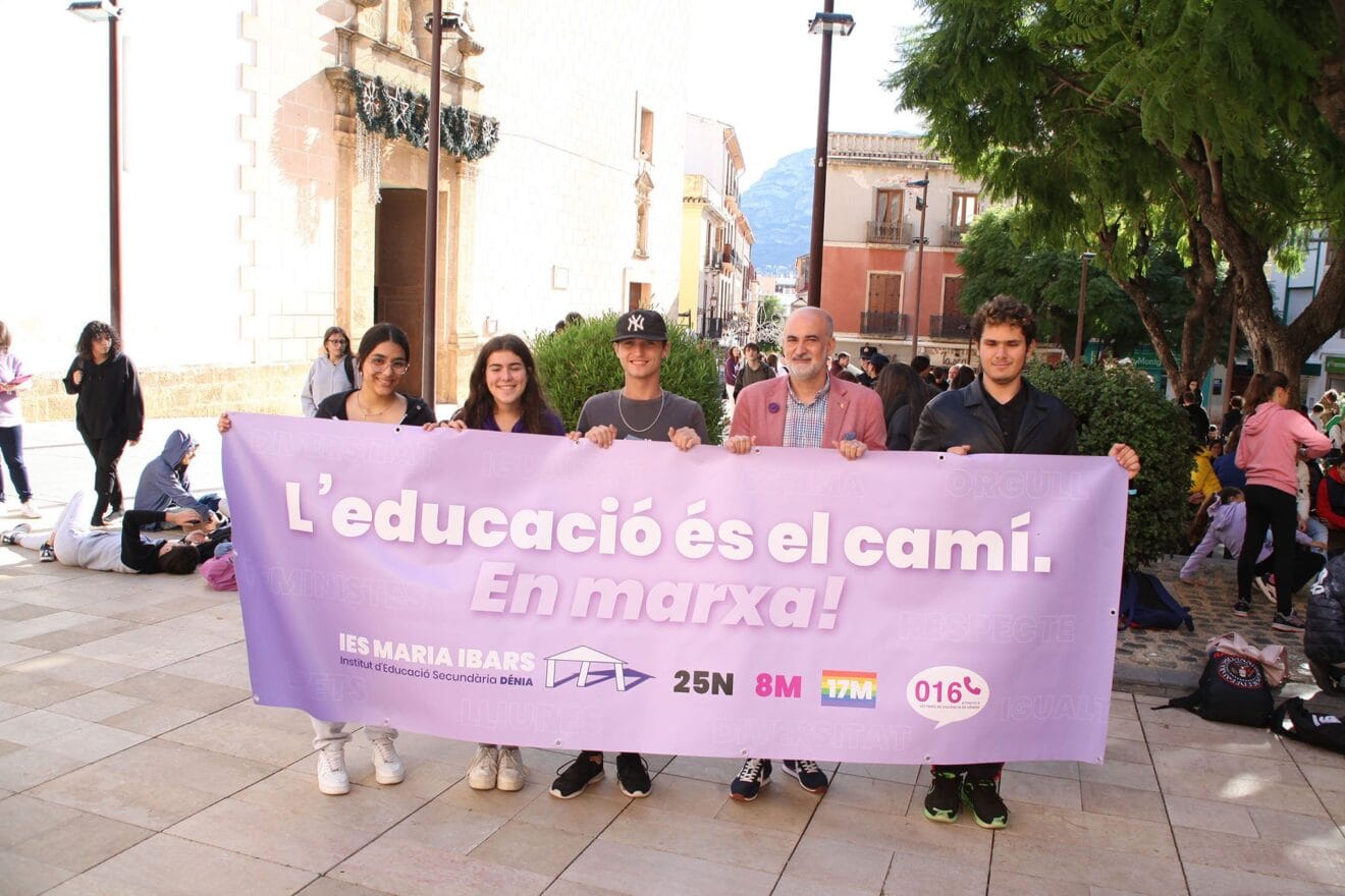 Los jóvenes de Dénia se unen contra la violencia machista 01