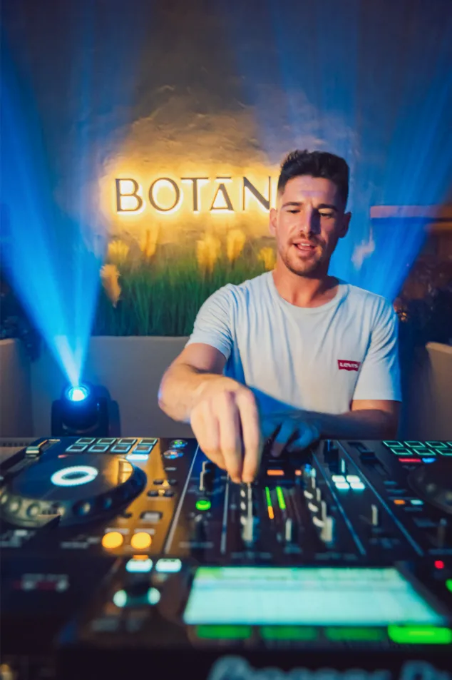 El sitio de moda en Dénia: un restaurante que combina música y baile con cocina fusión 6 los mejores djs en botanic