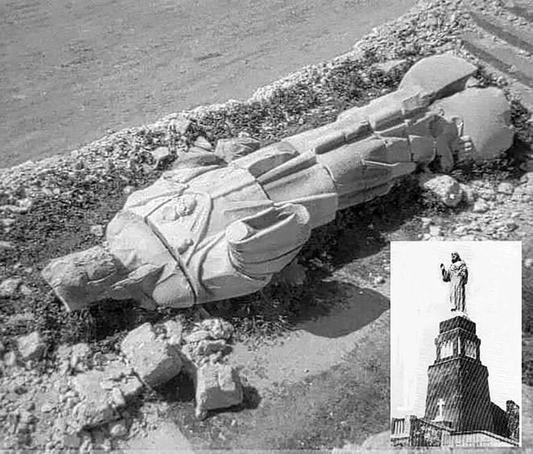 Monument caigut a terra del Castell