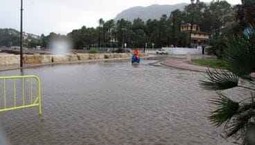motocicleta sobre una calle anegada de denia