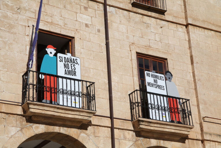 Pancartas en la fachada del Ayuntamiento por el 25N