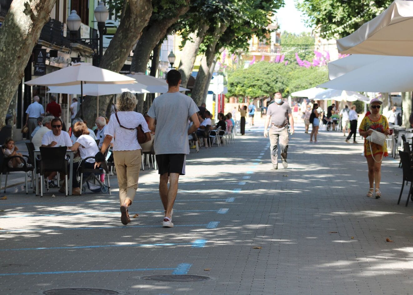Personas de paseo por Dénia