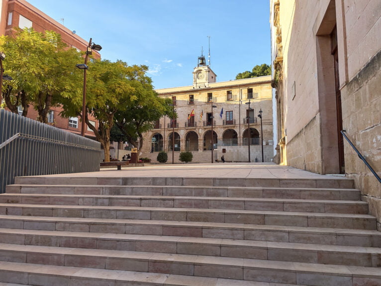 Plaza de la Constitució con el ayuntamiento de Dénia al fondo