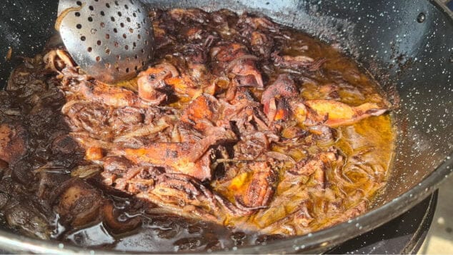 La Cofradía de Pescadores de Dénia disfruta de una jornada junto a estudiantes de cocina de la comarca 3 Imagen: Pota al vi de Juan Antonio Sepulcre, patrón mayor de la Cofradía de Pescadores dianense