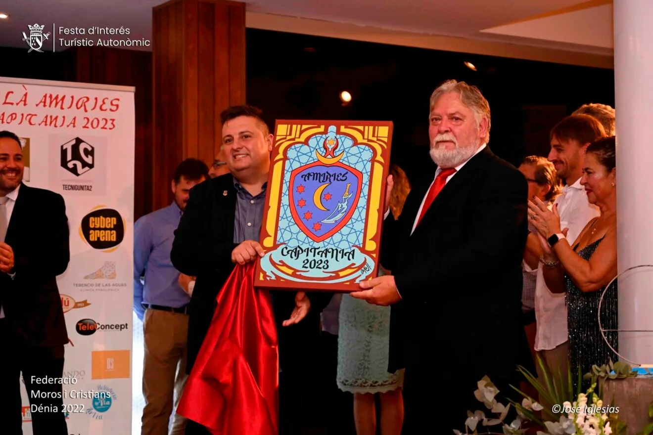 Presentación del escudo de la Capitanía Mora 2023 de la filà Amiries