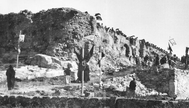 Imagen: Primera piedra del monumento del Sagrado Corazón en el Castillo de Dénia el 5 de marzo de 1927 | Arxiu Municipal de Dénia