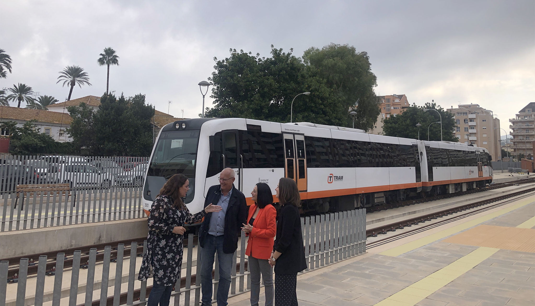 Representantes de Generalitat y Ferrocarriles junto a Vicent Grimalt con el nuevo tren de Dénia tras ellos