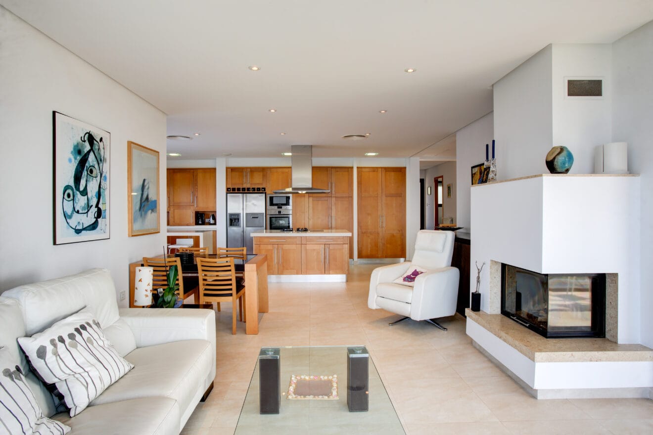 Salón-comedor con cocina abierta