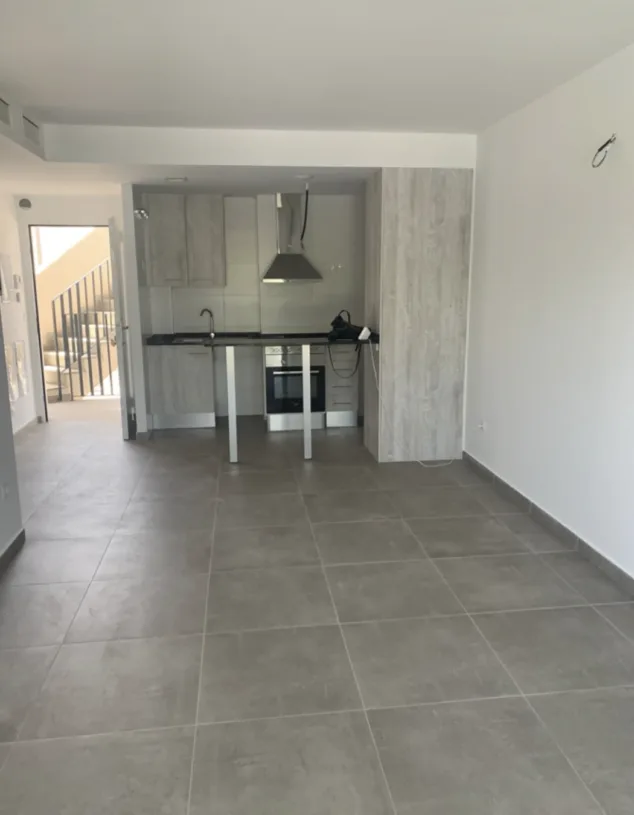 ¿Eres más de ciudad o de playa? Elige tu casa ideal entre estos dos apartamentos 14 salon comedor con cocina integrada