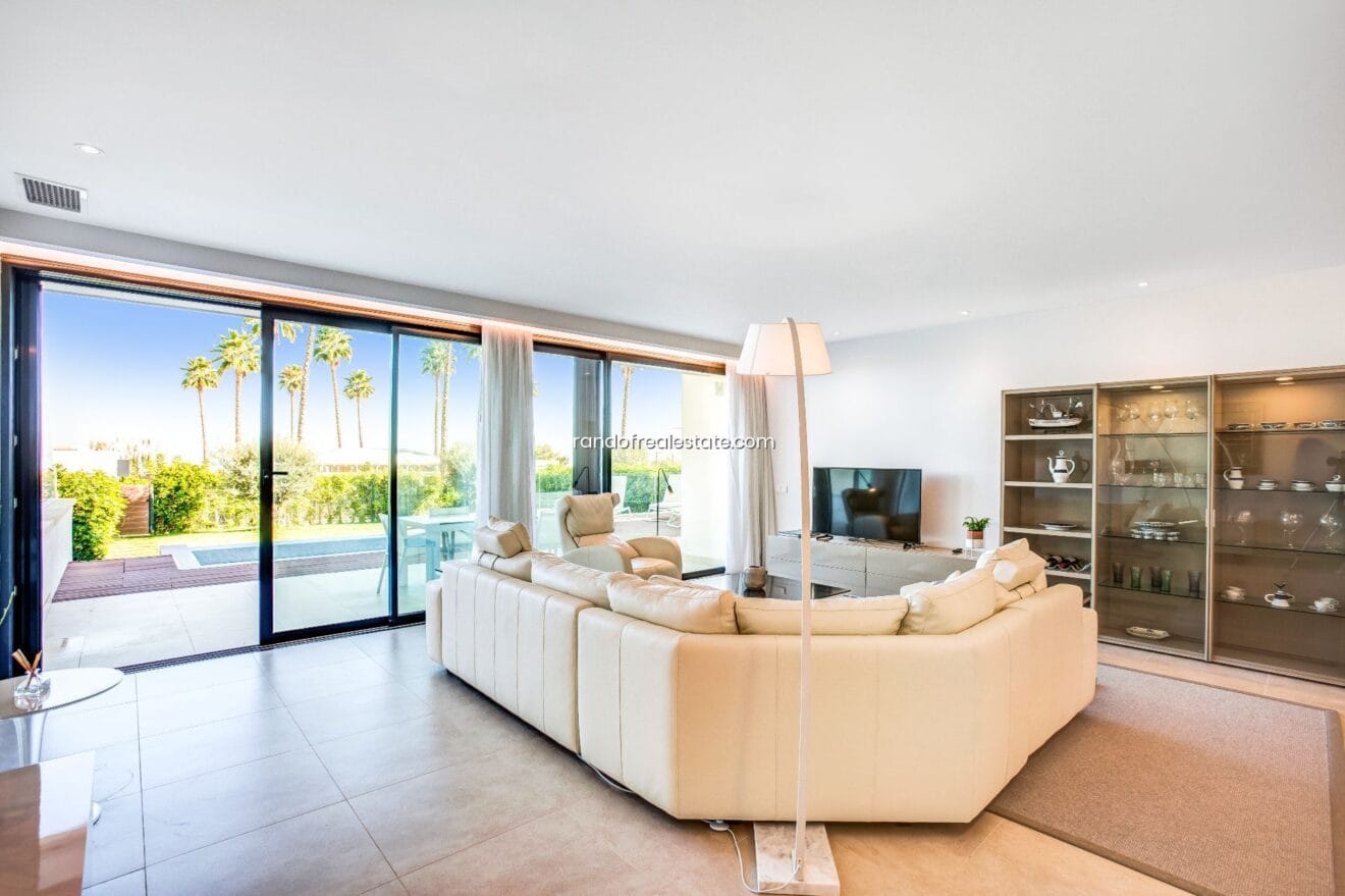 Salón-comedor con puertas de cristal con acceso a la terraza
