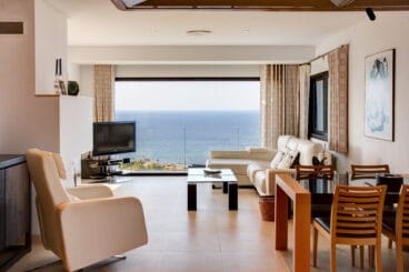 Salón-comedor con ventanales con unas vistas increíbles