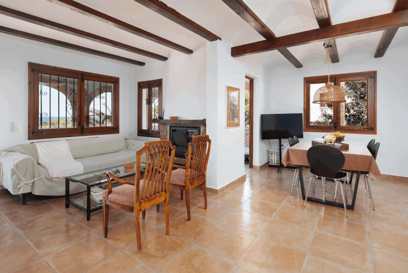 Salón-comedor de estilo rústico con chimenea