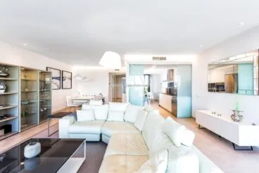 Salón-comedor decorado con muebles de diseño