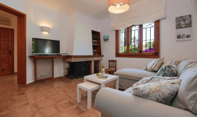 salon de la vivienda con chimenea y television