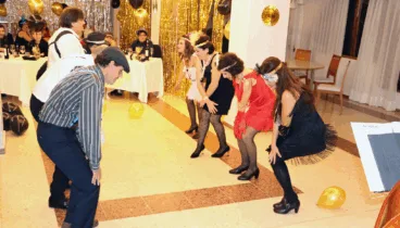 asseu-te en un autèntic cabaret amb aquestes festes tematitzades