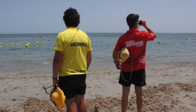 Imagen: Socorristas de Eulen en las playas de Dénia