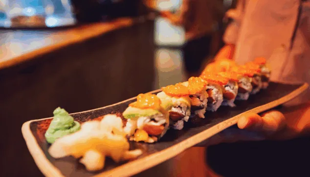 El sitio de moda en Dénia: un restaurante que combina música y baile con cocina fusión 3 sushi en botanic denia