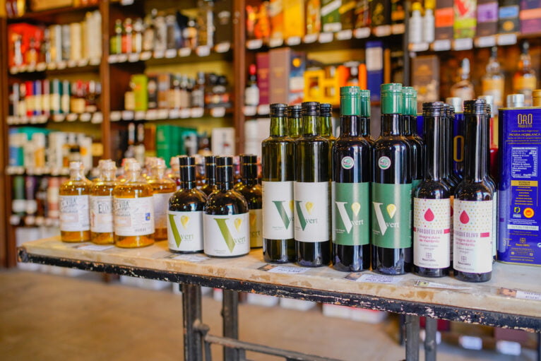 También encontrarás botellas de aceite de oliva de la mejor calidad