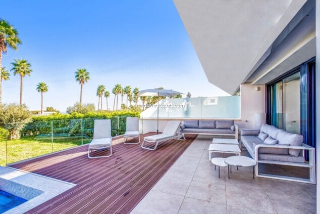 terraza amplia junto al jardin privado