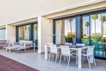 Terraza con distintas zonas para descansar y relajarse
