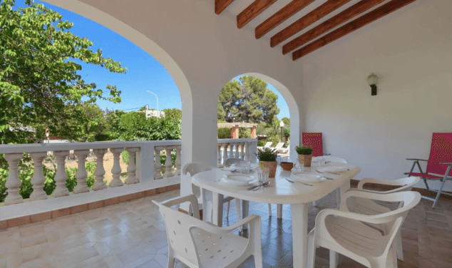 terraza cubierta con comedor exterior 1