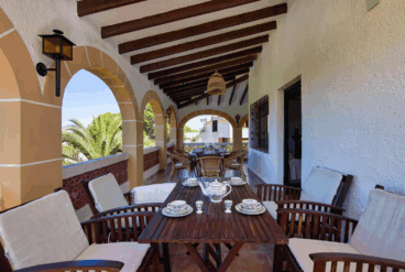 Terraza cubierta con comedor exterior