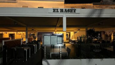 Terraza de El Raset a oscuras