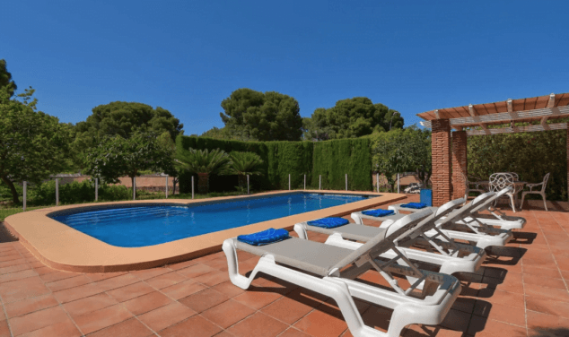 terraza de la piscina con tumbonas