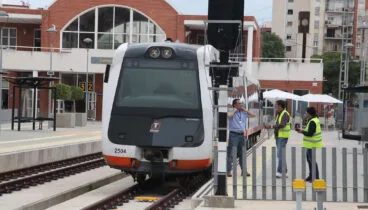 Trabajadores junto al tren en la estación de Dénia
