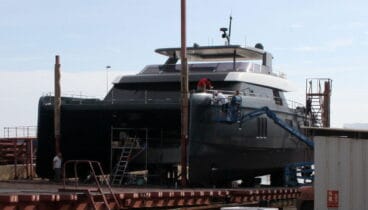 trabajos de mantenimiento del catamaran de rafa nadal en denia